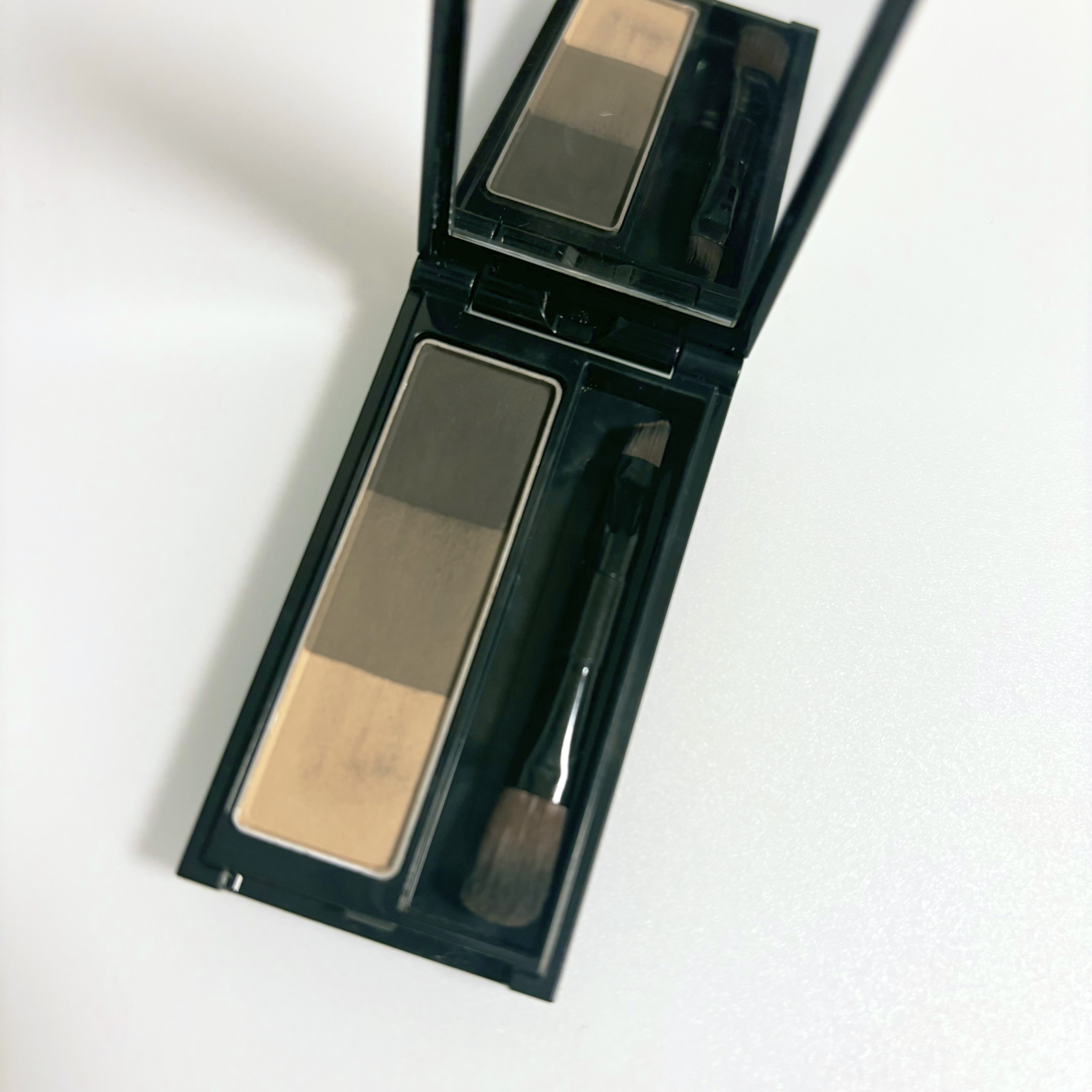 KATE デザイニングアイブロウ3DのEX-7オリーブグレー

リピートコスメです！

初めて購入したアイブロウがこのKATEのアイブロウでした😳

私は黒髪なのでこのグレー系のアイブロウがとても合いました🙆‍♀️

筆も大小の大きさが