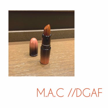 【M.A.C ラブミーリップスティック】

Color // DGAF

ブラウンリップがほしくてタッチアップしてもらい、
この黄味ベースのチョコレートブラウンにしました。

2枚目のスウォッチは、
左