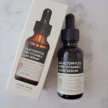 保湿力の高いビタミン系美容液。

SOME BY MI
GALACTOMYCES PURE VITAMIN C 
GLOW SERUM 

《商品説明》
ガラクトミセスとピュアビタミンCで
叶う眩しいほど真っ白な肌 

✔お肌のバランスを考えた天然由来成分
◯弾力、栄養、保湿
アスタキサンチン、ルイボスエキス、
グリーンプロポリスエキス、
ドクダミエキスなど12種類の成分 

ただ美白効果のあるセラムだけでなく、 
さまざまな天然由来の保湿成分と栄養を
たっぷり配合してバランスの取れた
ヘルシー肌に導きます。 

✔お肌にやさしい低刺激セラム
◯皮膚刺激性 試験済み
◯お肌に疑わしい成分20個を排除 

《使ってみて》
随分前にお安く売っていて
美白と栄養の両方という言葉に惹かれて
購入していました。 

花粉症の時期はかなり肌が敏感になるので
落ち着くまで待って使い始めました。 

こういう商品は刺激に感じることが多いので
肌が落ち着くまで嫌煙していましたが、
使ってみて待たなくても良かったかも…と。 

肌に疑わしい成分を20個も排除する
というくらい低刺激にこだわっている
商品なので、優しい気がします。 

そして保湿力も高めで、
これ以外のスキンケアをさっぱり系にして
使ってもしっとり。
冬場にも良さそうです。 

私は保湿しすぎると赤いポツポツが
出来るのですが、
今の時期は保湿力が高くて
私の肌には合わないので
冷蔵庫で眠っています。 

香りはビタミンセラム特有の香りがしますが、私は特に気になりません。 

スポイトのゴムの硬さも程よいし(分かります？w）
他のスキンケアとも合わせて使いやすいので
お気に入りの美容液になりました。 

別々に商品を使わずに1つで済むのも
とても楽でお気に入りポイントです。

の画像 その0