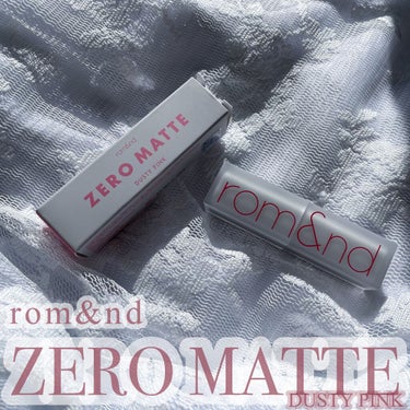 ＼rom&nd ZERO MATTE♡DUSTY PINK／
¥1089(購入サイトによって変動あり)
ㅤ
去年の終わり頃にロムアンドのマットリップを購入しました♡購入先はbeautitoppingさん!
ㅤ
リップはマットが好きなんですが、スティック型の持ってないなあと思い…。そしてピンク系のリップが意外にも無いことに気づいて、ずっと気になっていたロムアンドのダスティーピンクをチョイスしました🥀🤍
ㅤ
''ダスティー''とあるけど、そこまでくすみ感がありませんでした。
私の唇だと若干蛍光に転ぶなあ。といった感じ。
韓国のユーチューバーさんのレビューをみて「少し温かみもあるからイエベの人でも似合う」とのことでしたが、イエベ春さんにはしっかり来る色かと思います◎
ㅤ
滑らかに塗れるし見た目はしっかりマットなのに、やり過ぎてない感が好きです💓
ㅤ
仕上がりも見た目も可愛いから、他の色も欲しい。。。
色味は正直自分にはしっくりこなくて、若干失敗🥲チークとかアイシャドウの組み合わせを変えて色々試行錯誤してみよう✊
ㅤ
気になっていた方の参考になりますように🙏🏻
ㅤ

#romand #romnd #롬앤  #ロムアンド#zeromattelipstick #ゼロマットリップスティック #マットリップ #韓国コスメ

の画像 その0