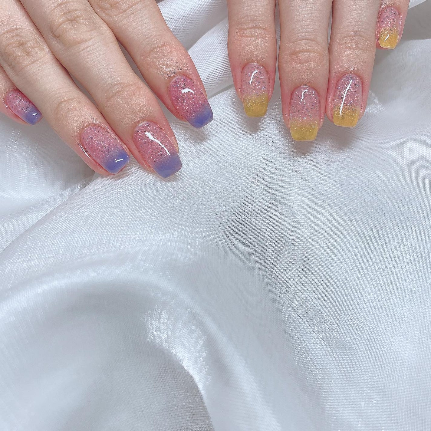 kanna on LIPS 「・・・きらきら韓国ネイル💙💛💖テーマ:大人ギャル😎🤟💋♥笑ラメ..」(2枚目)