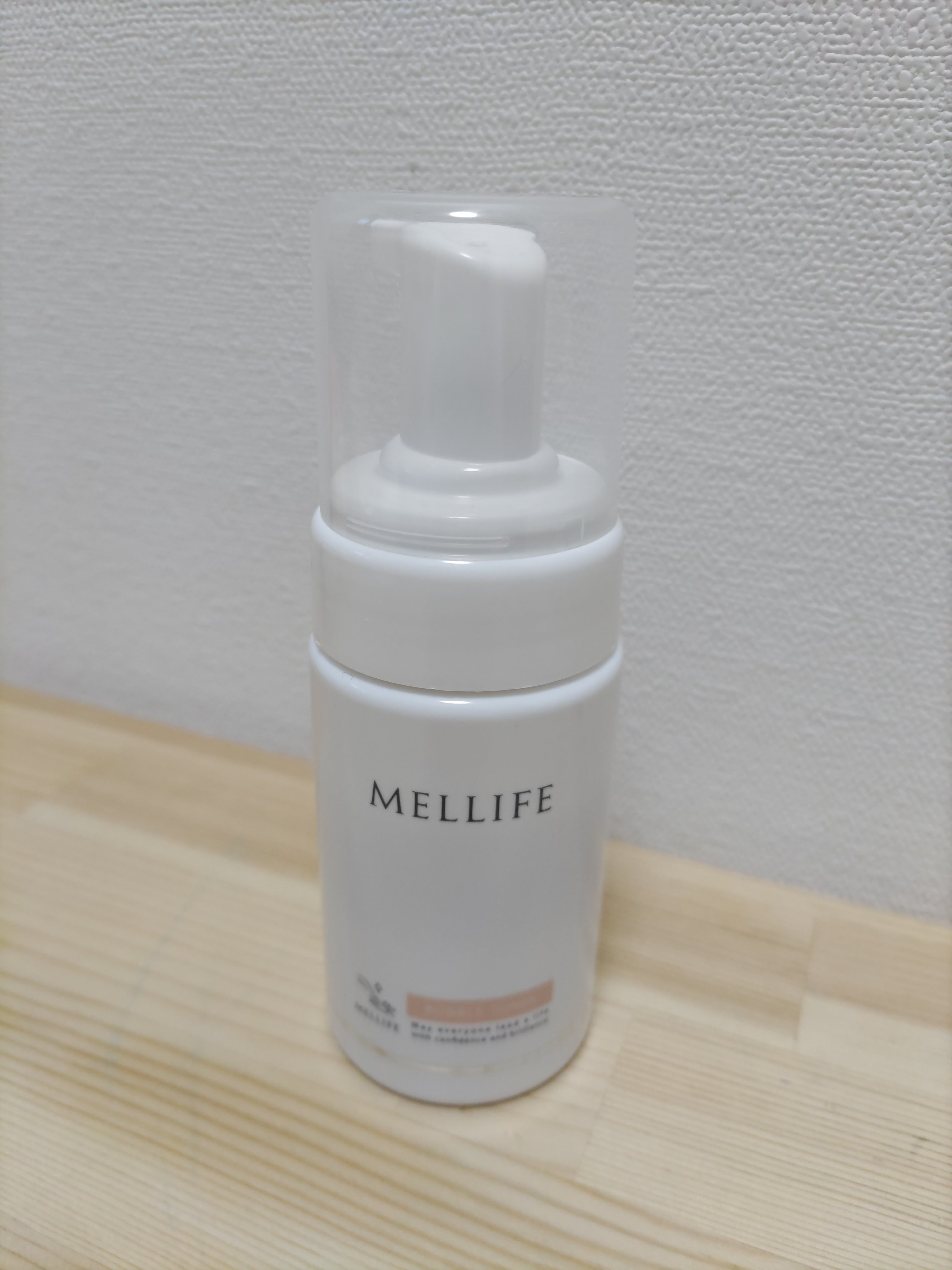 泡の化粧水を使うのは、初めてです。
初めて使った時は不思議な感じがしましたが、シュワシュワっとした泡がとても気持ち良くて、肌に浸透していくのがよく分かりました。
しっとりしていますが、塗った後ベタつかないので使いやすいです。
使い始めてから