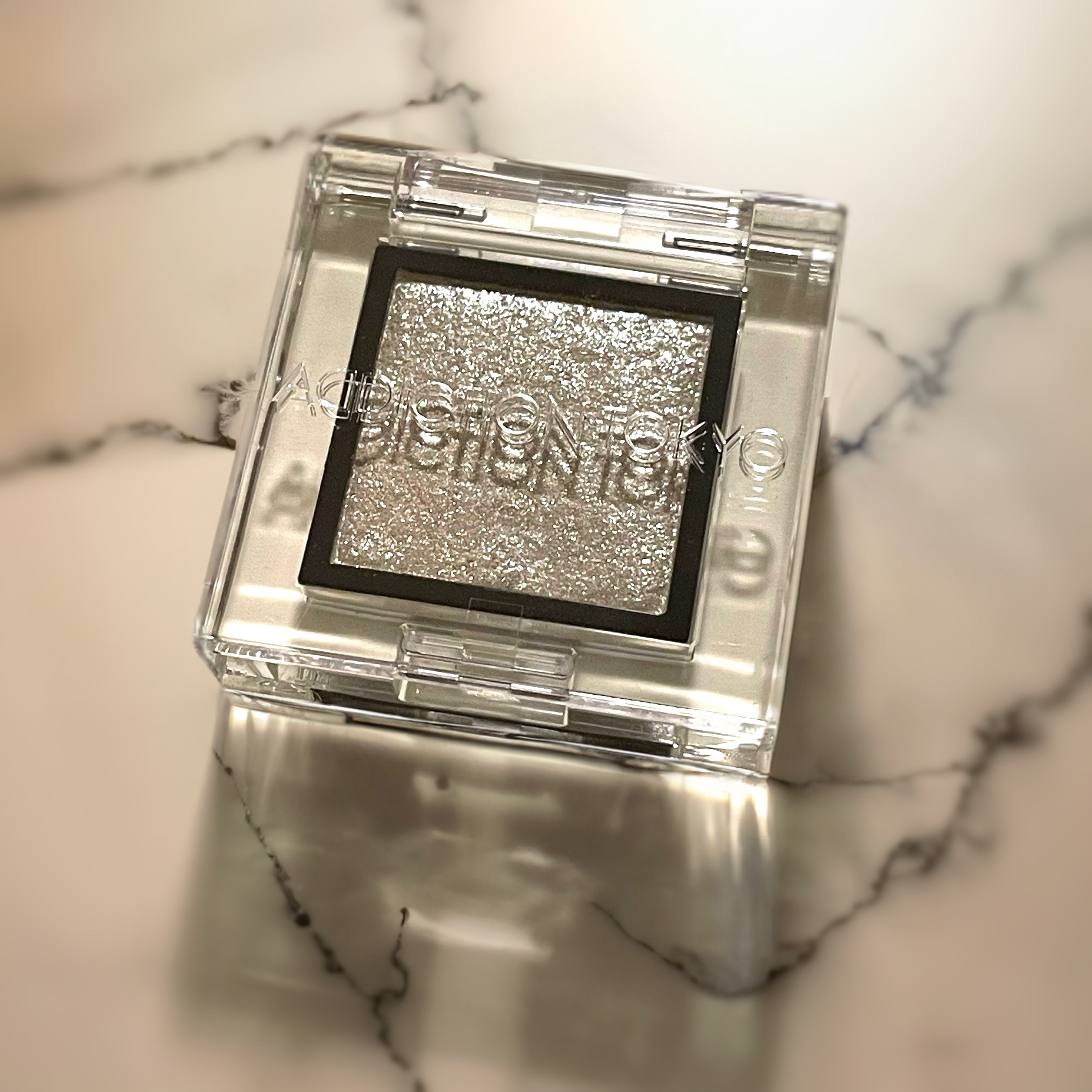 アディクション ザ アイシャドウ スパークル 001SP Stars Witness/ADDICTION/単色アイシャドウを使ったクチコミ（2枚目）