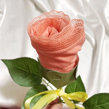 yossy on LIPS 「一見お花に見えるこのギフト、実は女性用のパンツでできてるんです..」(2枚目)