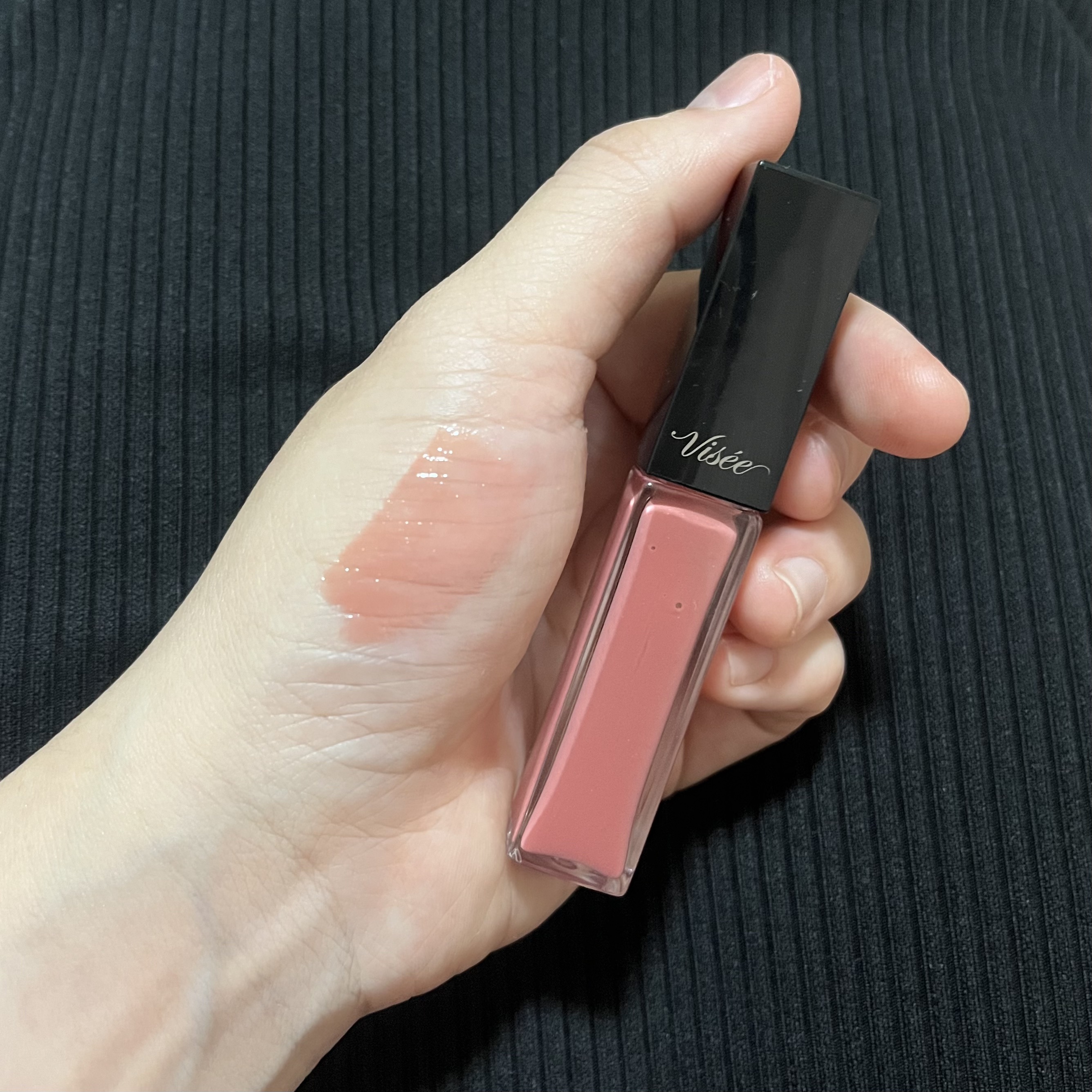  
✔︎ Visee  エッセンスリッププランパー
　　BE300 ベージュピンク


【色味】
　★★★★☆
　　肌馴染みの粘膜ピンクベージュ。
　　かなり細かいゴールドパール入り。
　　誰でも使いやすいナチュラルな色味。


【色もち】