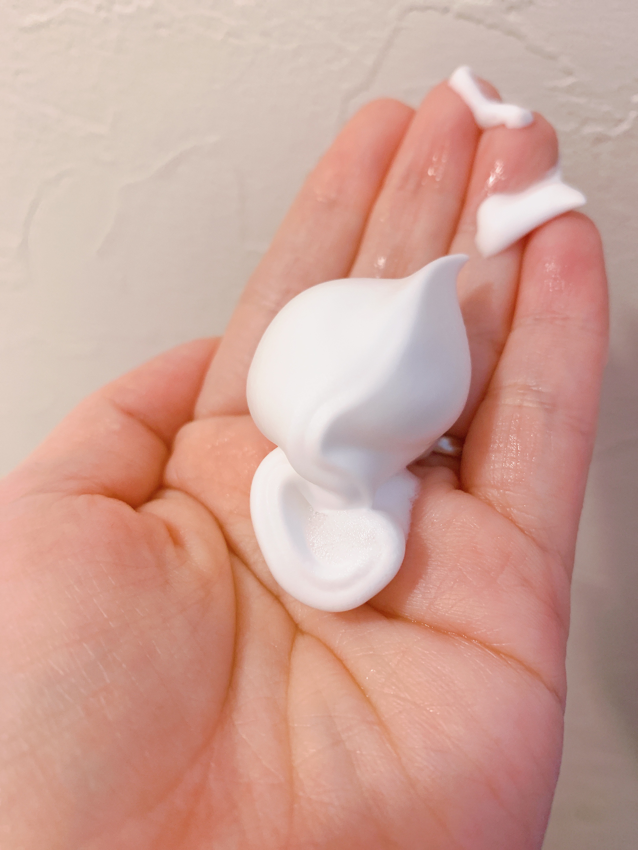 L'OCCITANE イモーテル プレシューズクレンジングフォームのクチコミ「【くすみがスッキリ！ロクシタンの洗顔フォーム】
お店で店員さんがみせてくれて使ってみたかった洗.....」（2枚目）