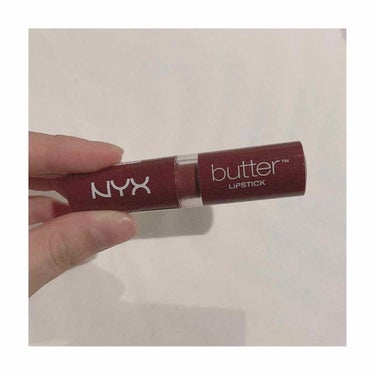 私が日頃愛用しているマットリップを紹介したいと思います💄

NYX バターリップスティック ライプベリー 
800円

このリップはマットなのに全然乾燥しないです！😳

発色もとてもよく色づきを調節でき