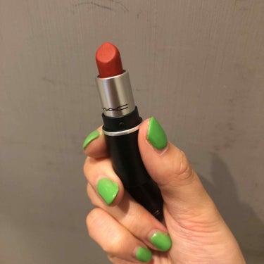 リトルマック チリ 💄

赤リップなのだけど、オレンジ味が入ってて
馴染みがいい〜〜！！！🍊
マットなので、乾燥はしやすいけれど、
保湿をしっかりしてから塗れば問題なし👠
