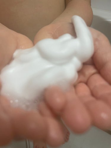 メリット 泡で出てくるシャンプーキッズのクチコミ「シャンプーはきめ細かい泡が出てくるので泡立ていらずで、子どもの弱い力でもしっかり洗えてすすぎも.....」（2枚目）