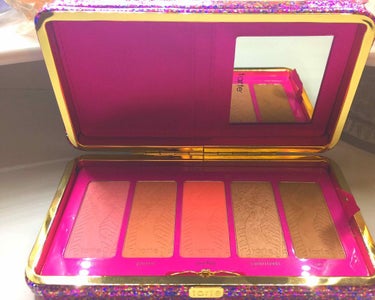 Tarte のチークパレットです。 アマゾニアンクレイのチーク、ブロンザー、ハイライト全部入っていて便利です。 パレットは取り外し可能です外箱はクラッチバッグにもなるみたいですー！  使いやすい色で可愛