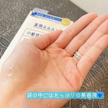 
薬用ルルルン 保湿スキンコンディション4枚入
¥1540(taxin)
⁡
⁡
⁡
▶特徴◀
医薬部外品で「敏感肌＆保湿」のW効果を凝縮した薬用フェイスマスク🫧です！
抗炎症有効成分のグリチルリチン酸ジカリウムや保湿機能やバリア機能の役割を担うセラミド3が配合されているので、ニキビや肌荒れ、乾燥にお悩みの方にオススメです✨
それだけでなく、有名雑誌「LDK the Beauty」でA評価を受賞🏅
2022年下半期のベスコスで1位(MimiTv、美人百花)で1を受賞した商品です👏
⁡
⁡
▶使用感◀
とことん肌のためを思って作られた吸液性・保液性の高いピュアコットンが採用されていて、肌にピタッと密着してくれました🤍
放置時間は15~30分と長めだけど、ズレ落ちてくることもなければ、たっぷり入った美容液のおかげで乾燥することなく付けられました👌💕
しっかり保湿されているのはもちろんなんだけど、肌が潤ったおかげであたしはワントーン明るくなった気がするし、翌朝までしっとりしてました🥹♥️
週1~2回のスペシャルケアとして、取り入れていこうと思います💙💙
⁡

⁡
⁡
⁡
#ルルルン
#薬用ルルルン
#シートマスク
#フェイスマスク
#パック
#スペシャルケア
#医薬部外品
#W効果
#日本製
#ニキビ
#敏感肌
#プレゼント
#スキンケア
#スキンケアマニアの画像 その2