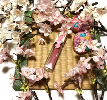 上羽絵惣さんから
京花舞口紅(桜🌸)
を頂きました🙌🏻🎁✨

テクスチャーは粘度のあるリキッド状で、
山桜を彷彿とさせる濃いピンクが素敵です🌸
チップで唇に塗ってみると、
ぽってりとした