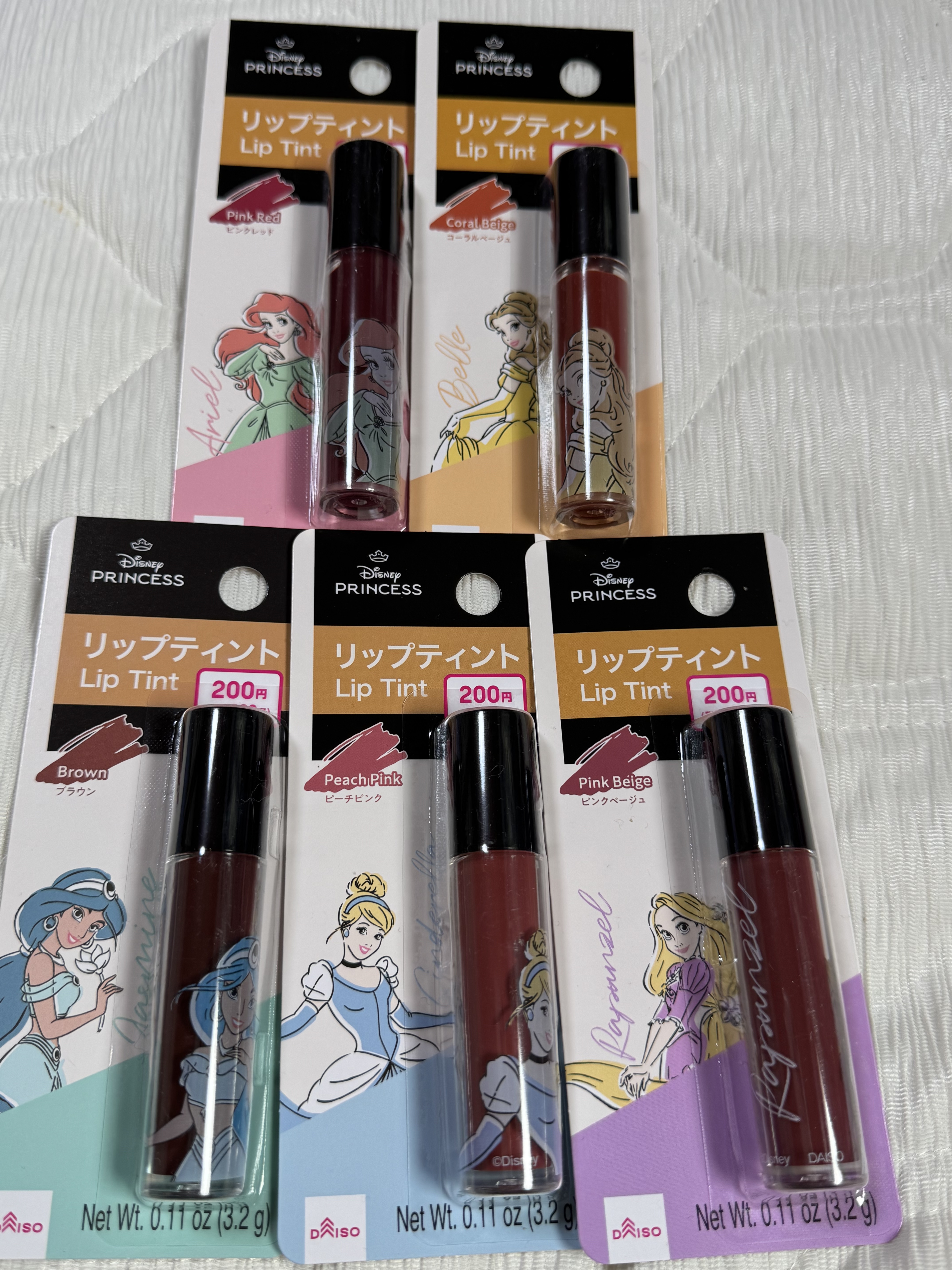 DAISO SJリップティントのクチコミ「ダイソーの新しく出てたディズニーシリーズ
リップティント見つけたよ❣️
全色かな？
アリエル→.....」（1枚目）