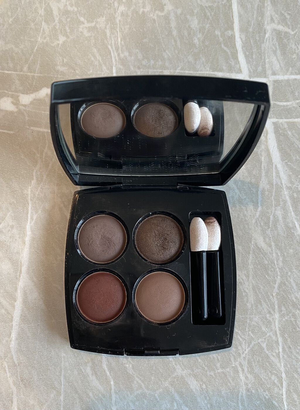 #アイシャドウ

CHANEL レ キャトル オンブル 328 ブラーリー モーブ

上品な赤で、深みのある目元へ

少しずつ違う赤みのブラウンで、ちょっとずつ目元に足していくと素敵

印象的な目にも、ナチュラルだけど掘り深く見せたい時にも