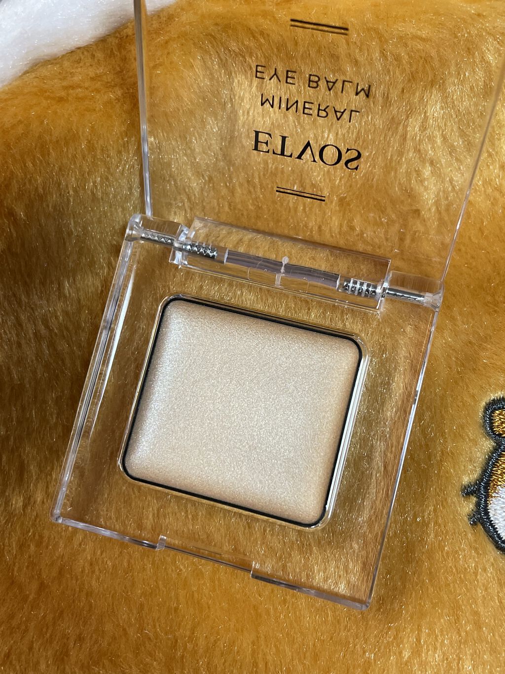 【エトヴォス　ミネラルアイバーム】

　シャンパンアイボリー

アイシャドウベースにもなるツヤ感最高の
アイバーム💛💛💛

先に仕込むだけでアイシャドウの発色が
全然違います！！

ぜひ使ってみてください！！


#エトヴォス 
#ミ