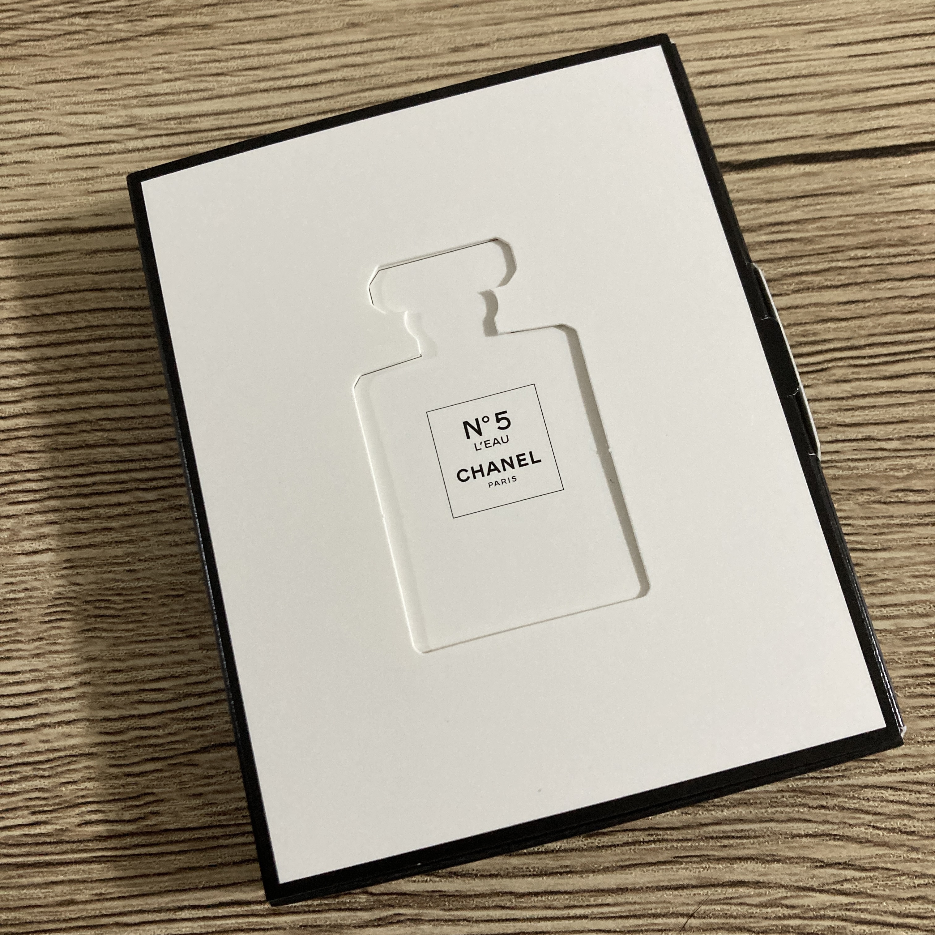 CHANEL シャネル N°5 ロー オードゥ トワレット (ヴァポリザター)のクチコミ「CHANELのフレグランスサンプルが届いたよ😊

シャネル N。5ローオードゥトワレット

香.....」（2枚目）