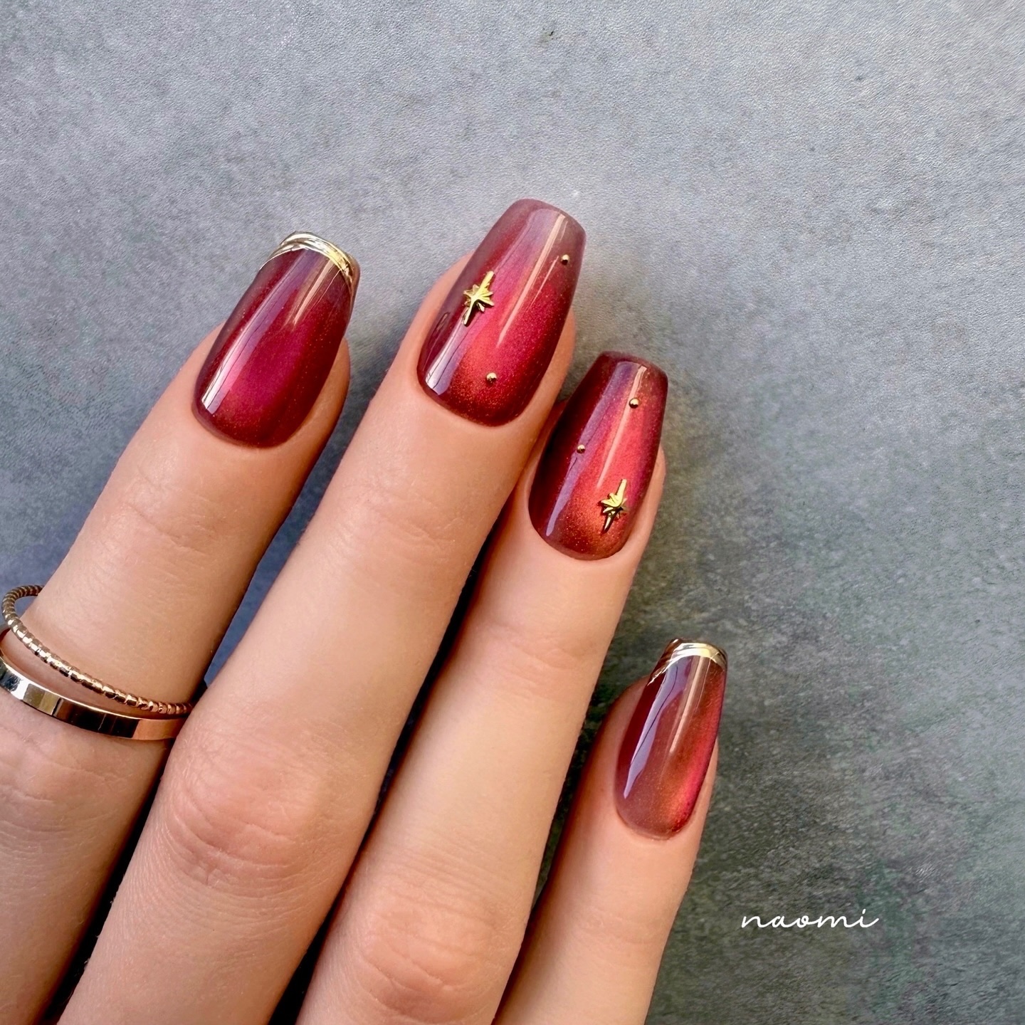 #クリスマスネイル,#キラキラネイル,#冬ネイル,#大人可愛いネイル,#マグネットネイル,#フレンチネイル,#ミラーフレンチネイル,#ボルドーネイル,#オフィスネイル,#シンプルネイルのネイルデザイン