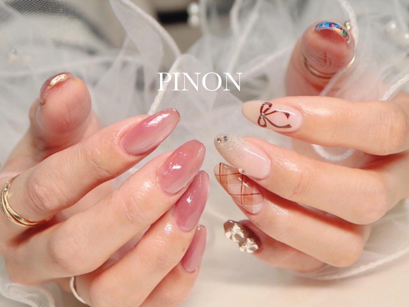 shino on LIPS 「リボンネイル☺︎片方マグネットのアシメデザインです^^秋冬にぴ..」(2枚目)