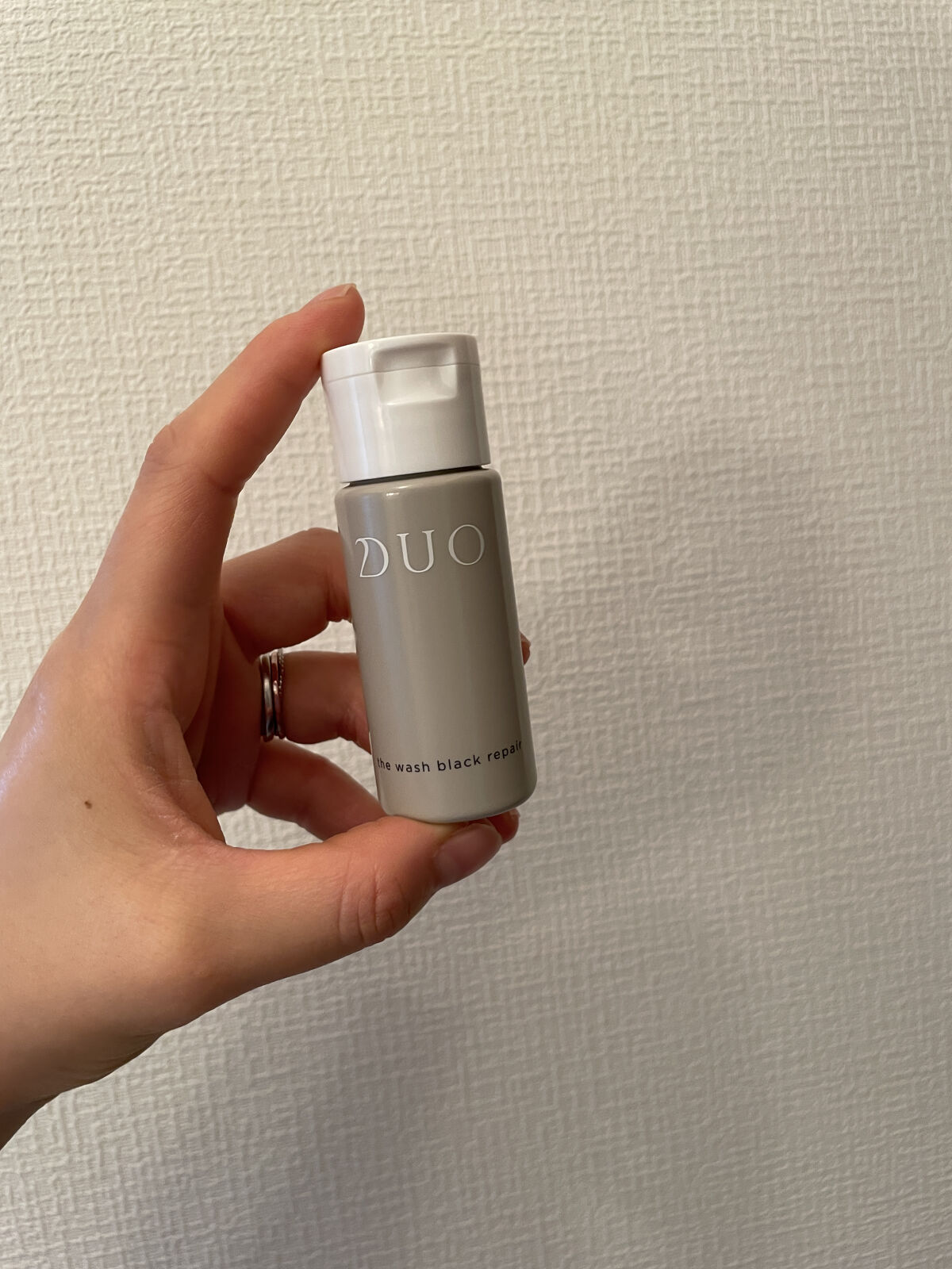 

こんにちは。

デュオ ザ ウォッシュ ブラックリペアのミニサイズを購入したのでレビューしていきたいと思います。

近所のドラストでお試しサイズを発見したので購入してみました。泡はもっちりしていてとても気持ちいいです👌
ですが、一回で