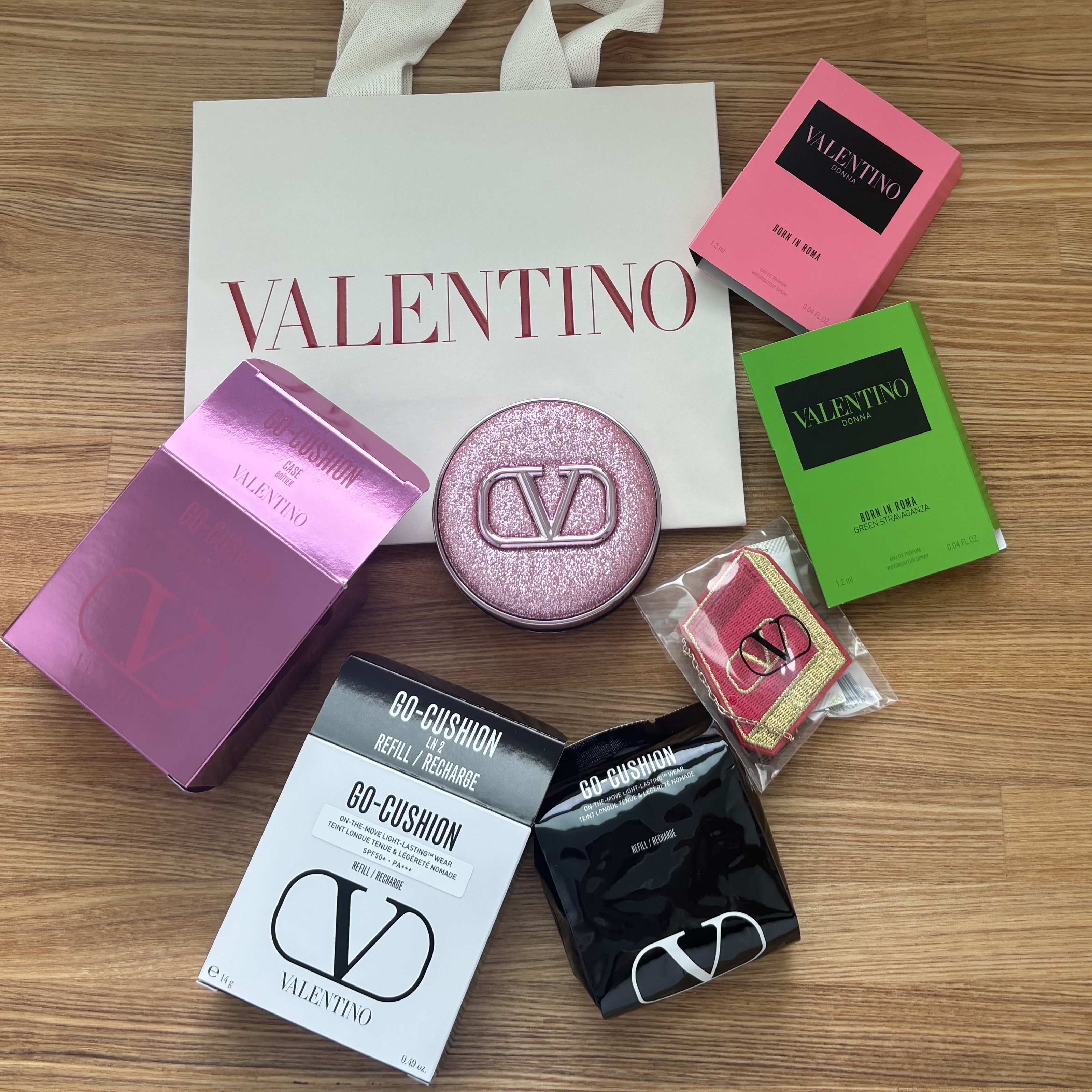 【新品未使用】GO クッション ピンクインローマ エディション ケース＋レフィル GO クッション ピンクインローマ ケース｜ヴァレンティノ