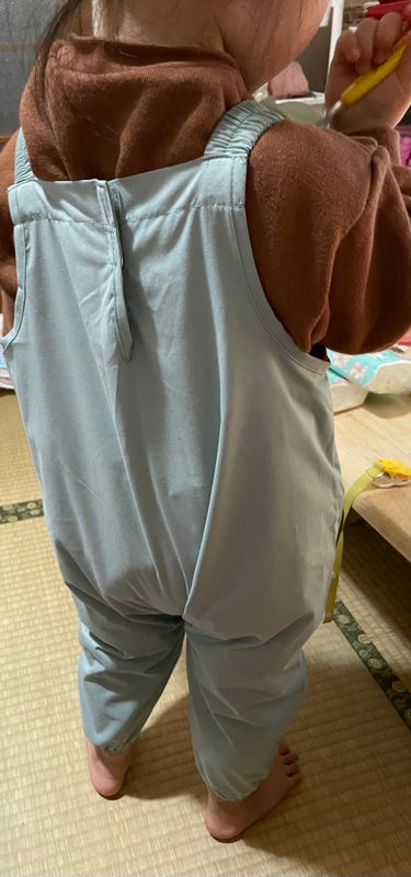 ⭐️スリーコインズ➡️プレイウェア


娘用に🐣

服の上から着せたけんごわごわやけどいい感じそう✨

砂場遊び用に購入♡他のとこは結構なお値段するけど、これは550円税込み😊

女の子でも可愛い色🫶　