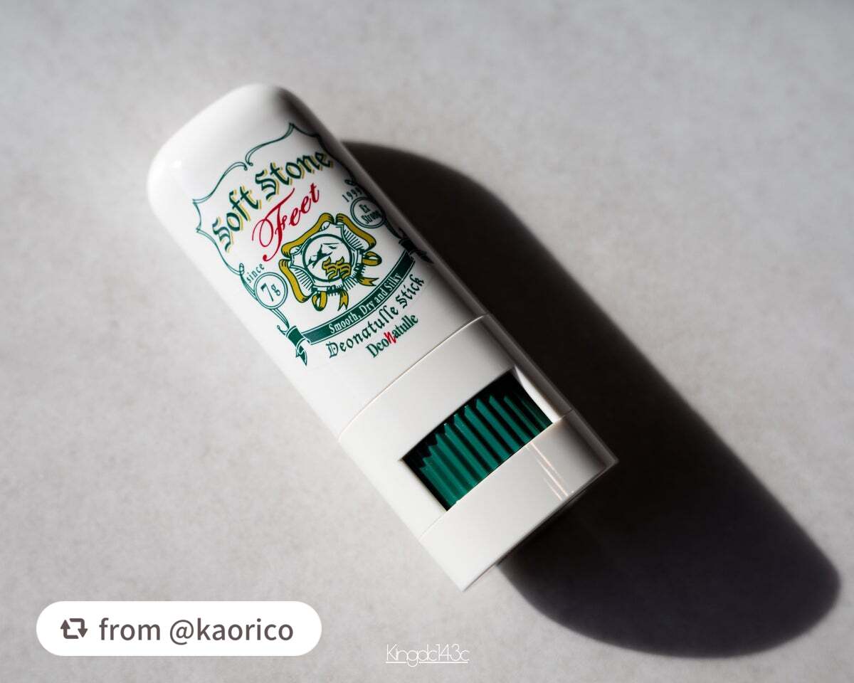 【kaoricoさんから引用】

“.
⁡
デオナチュレ
薬用ソフトストーン足指
⁡
足特有のムレ・ニオイを防ぐ
足用処方の直塗り制汗デオドラント🌿
手軽にサッと塗れるスティックタイプです！
⁡
☑︎汗吸収さらさらパウダー(無水ケイ酸：基