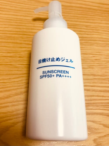 無印良品 日焼け止めジェル

子ども用として買いました。
ジェルというよりは乳液に近いです。
白い液体で、シャバっとしたゆるめの質感です。

伸びやすく、白浮きしないのが良いです✨
SPF50+、PA+