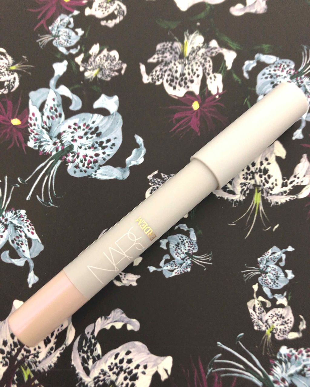 NARS マルチユース ハイライティングペンシルのクチコミ「カシオペアに似ているというハイライティングペンシル。パープルピンクの偏光が綺麗過ぎます！
好き.....」（2枚目）