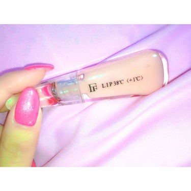 
💄フローフシlip38℃ リップトリートメント

わたしは普段赤リップをつけることが多いのですが、唇が荒れやすく皮が剥けてしまうことが多いので今回はトリートメント用として+1℃を購入しました😊

塗り