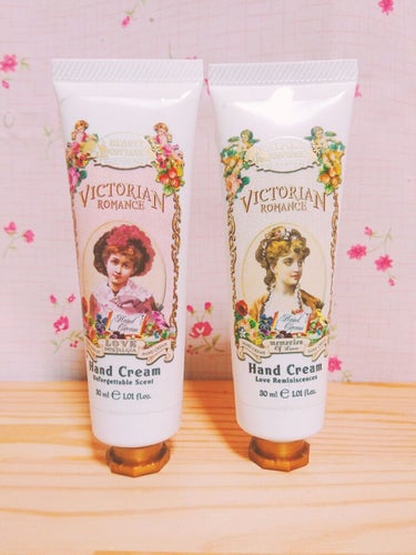ビューティーコテージのハンドクリーム... 
タイのみで販売しており日本未発売ですが、
これ、本当にオススメです！！
日本で発売してーっ😭✨っていつも思います。

左側のピンク色パッケージがバラの香り🌹