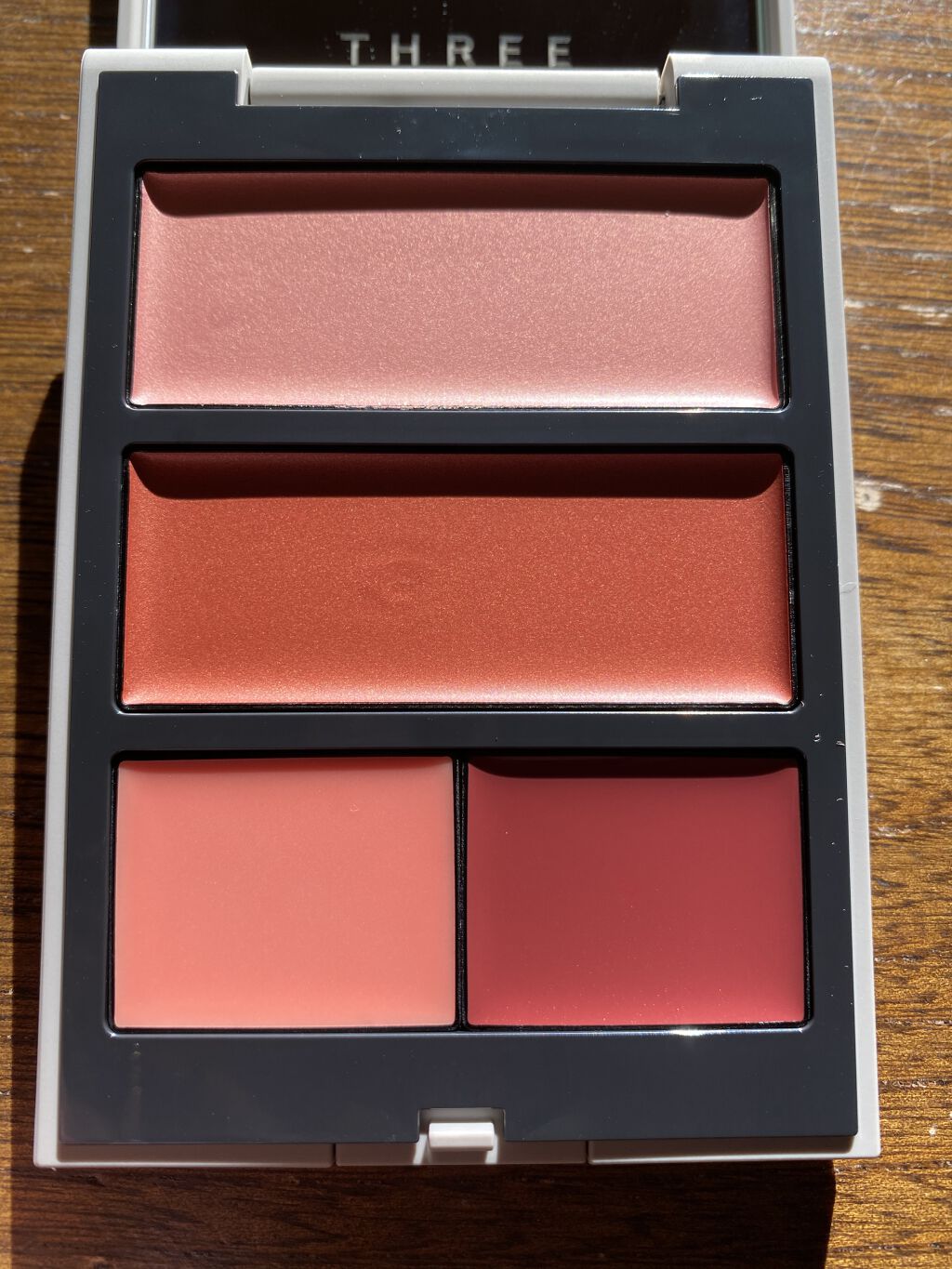 グローフリーダムパレットライジング/THREE/クリームハイライトを使ったクチコミ（3枚目）