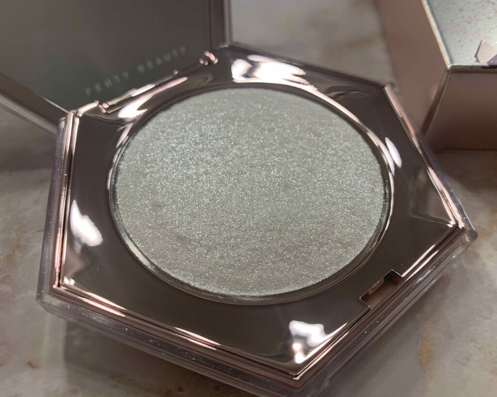 DIAMOND BOMB/FENTY BEAUTY BY RIHANNA/パウダーハイライトを使ったクチコミ（2枚目）