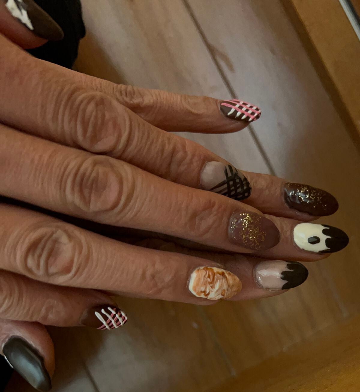 みほっぴ on LIPS 「バレンタインにちなんでチョコレートネイル。まさにリアルチックに..」(1枚目)