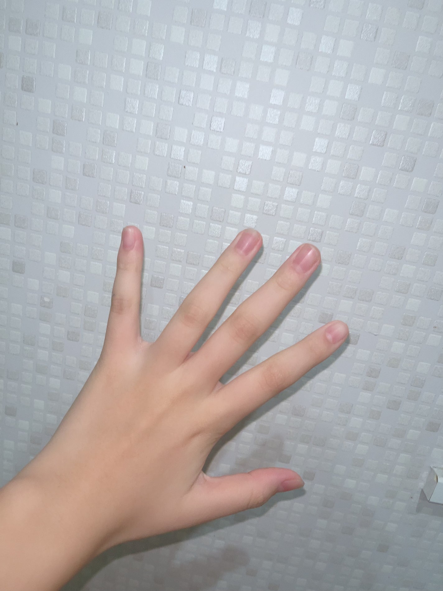 みお/フォロバ on LIPS 「この化粧水肌ちょー白くなる!!!3枚目の写真が塗り続けた手で、..」(3枚目)