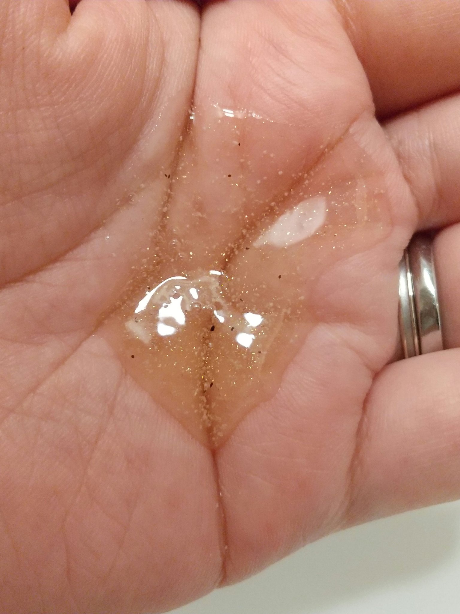 スクラブボディウォッシュ コージーファイヤー シダーウッド/LUV SCENT/ボディスクラブを使ったクチコミ（3枚目）