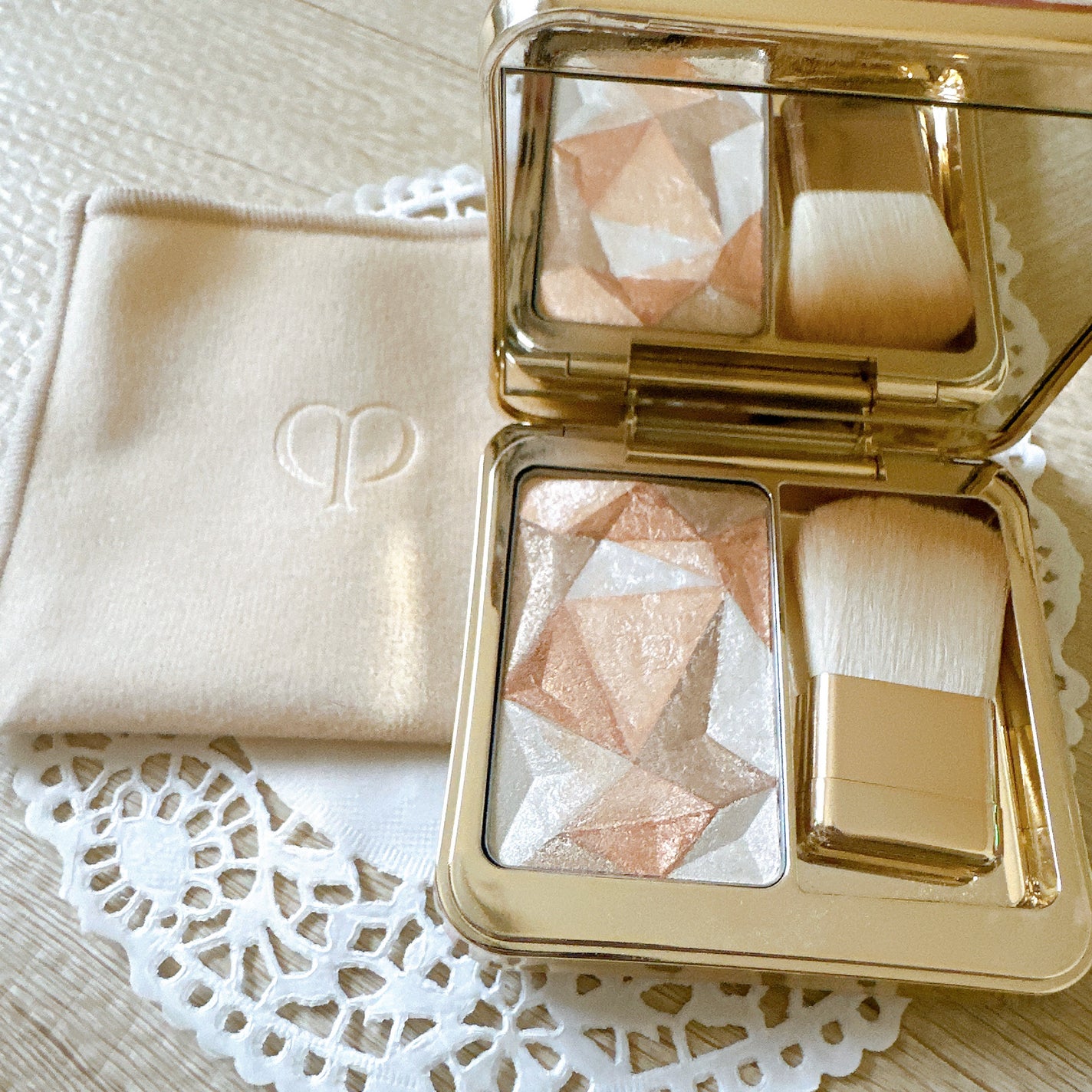 ル・レオスールデクラ /クレ・ド・ポー ボーテ/パウダーハイライトを使ったクチコミ(4枚目)