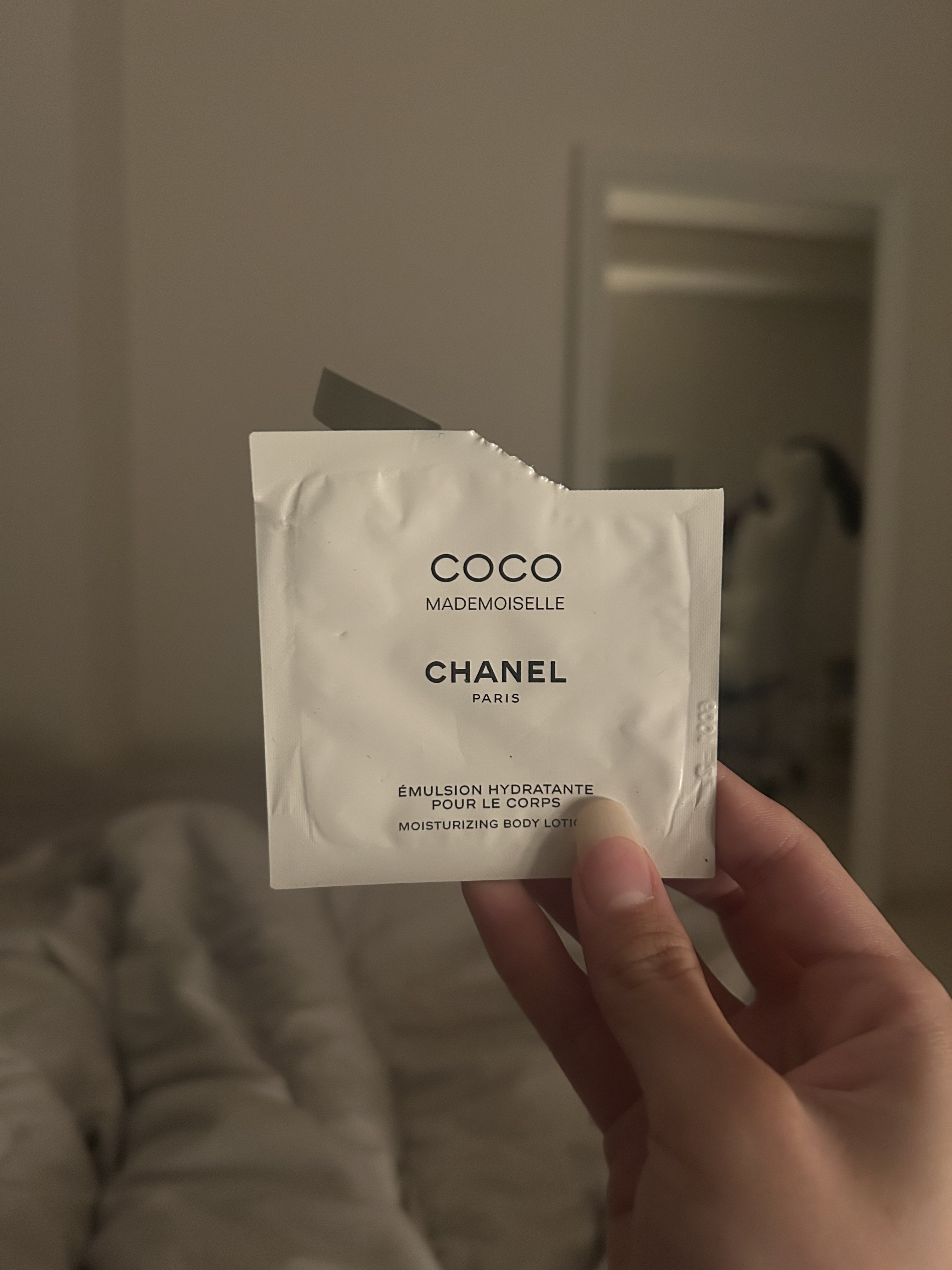 CHANEL ココ マドモアゼル ボディ ローションのクチコミ「夜塗って寝て朝起きた時も会社から帰ってきてからも自分から匂い嗅ぎに行ったら匂いするけど普通に過.....」（1枚目）