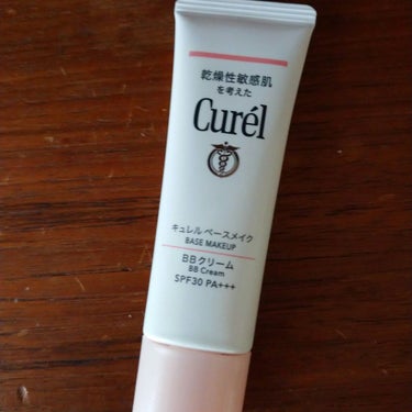 Curelベースメイク BBクリーム
自然な肌色

Lipsのプレゼント企画に当選してお試しさせていただきました。
ありがとうございます。

しっとりとした高保湿なBBクリームです。
日差しの気になる季節の日常使いにちょうどよい、安心の日焼け止め数値。

しっとりとなめらかに伸び、やわらかい使用感です。まるでスキンケアのフェイスクリームのようで、塗っていて気持ちよいです。
なじみが良く、乾燥による負担感は全くありません。
思わず触りたくなるような、しっとりすべすべお肌に仕上がります。

お肌のしみなどのアラはナチュラルに整います。

BBクリームにありがちな、時間がたつとドロドロに崩れて汚くなったりはありません。

これ単体で塗った方がきれいに仕上がり、このBBクリームの良さがわかりやすかったです。

塗りすぎるとベタついたり厚化粧感が出てくるので、あまり一度にたくさん塗りすぎないのがきれいに仕上げるコツです。
ただ、薄く塗ると日焼け止め効果もそれなりに期待できなくなるので、日差しが気になるときは日焼け止めを下に仕込んでおくのが良さそうかなと思います。

色は赤みを感じるベージュ。 
暗過ぎずナチュラルな色味です。

黄み強めファンデじゃないとなじみにくい肌色なので心配だったのですが、塗ってみるとそこまで酷い違和感はありません。
許容範囲だけど、やっぱり少し赤っぽく仕上がるのが少し気になるかな？くらい。
でも、今はマスクしますし…
ちょっと血色良く見えて逆にいいのかも？

朝つけて夕方頃になると、色の違いは全く気にならなくなります。色がなじむのか、時間経過で黄に転ぶのか…？

保湿もそこそこでパパーっと塗れば仕上がるし、お肌に優しく時短もできて良いです。

#提供_キュレル


の画像 その0