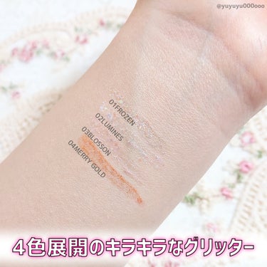 レインボー&ダイヤモンドグリッターで特別感のあるメイクに🌼
ブリングロウのグリッターライナー✨

BLING GLOW
ブリングリキッドグリッターライナー
01FROZEN
02LUMINES
03BLOSSON
04MERRY GOLD
頂きました🎁#提供

ブリングロウのリキッドタイプのグリッターです。
4色展開でそれぞれ異なる雰囲気のメイクが出来ます。

01FROZEN
どのメイクにも合わせやすい万能カラー🌿
02LUMINES
明るくふんわりした雰囲気のグリッター🌼
03BLOSSON
柔らかいピンクメイクにぴったり🌸
04MERRY GOLD
オレンジやブラウン系の暖色メイクに🍊

ウォーターベースで伸びが良く、まぶたにしっかりと密着します。
リキッドなので時間が経ってもラメ落ちしにくく、使いやすいです。

個人的には01と03のカラーが一番気に入っています。
01はどんなメイクにも合わせやすく、しっかりとグリッター感のある輝きなので、使っていて満足感が高いカラーでした🌿
03は柔らかいピンクメイクにぴったりな明るいピンクで派手になりがちなグリッターですが、比較的可愛らしく輝きます🌸
メイク写真は03です。

グリッター自体久しぶりに使用したのですが、やはり一目でわかるラメ感が可愛いのでテンションがあがりますし、常にキラッと光るのでふとした瞬間に鏡を見たときの満足感が高いです！
メガ割でも買えるので是非🌿

#ブリングロウ#BlingGlow#グリッターライナー#ラメライナー#涙袋ライナー#涙袋メイク#ラメ#FROZEN#01FROZEN#LUMINES#02LUMINES#BLOSSON#03BLOSSON#MERRY GOLD#04MERRYGOLD #Qoo10メガ割#ラメグリッター祭り#提供の画像 その1