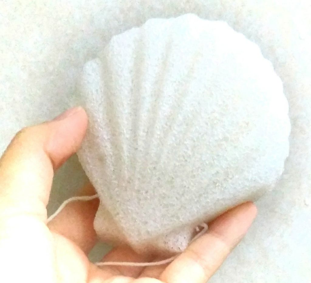 天然こんにゃくパフ/DAISO/その他スキンケアグッズを使ったクチコミ（2枚目）