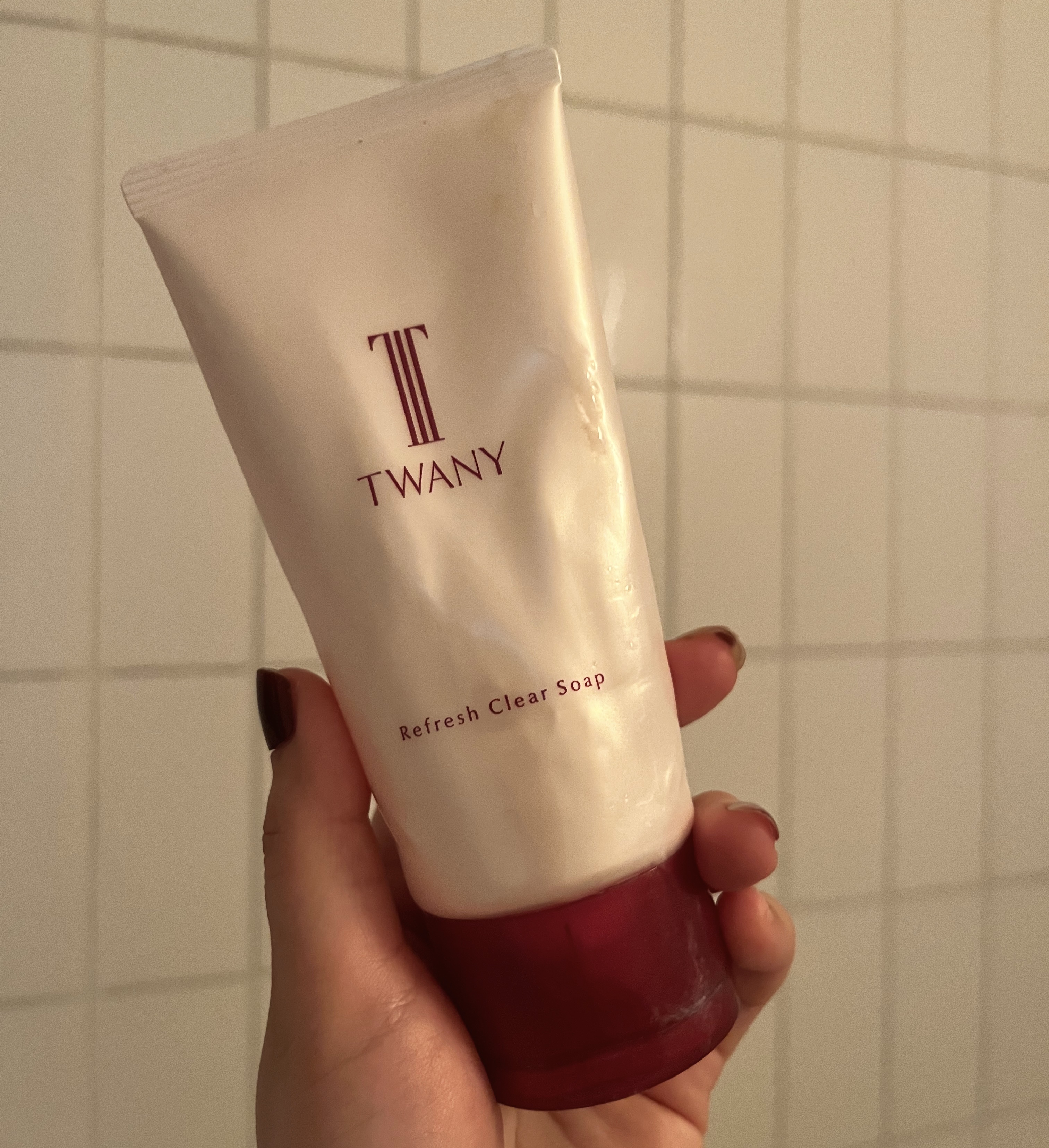 古くなった角質によるくすみやざらつきを感じる方にも、肌あたりのやさしいスクラブ配合のクリームがくすみの原因となるメラニンを含む不要な角質やざらつきをやさしく取り去ります。うるおいを守りながら、さっぱりすっきりと洗い上げます。

大小異なるス