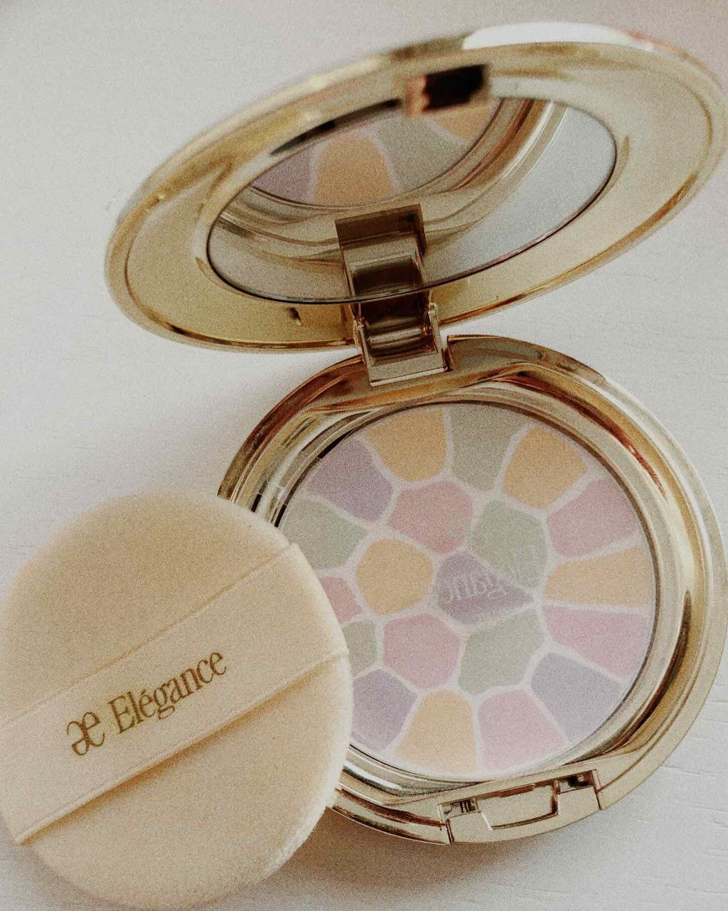 ラ プードル オートニュアンス/Elégance/プレストパウダーを使ったクチコミ（1枚目）