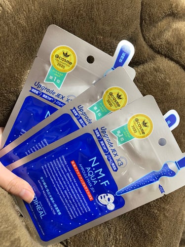 高保湿パック🫧🤍

【使った商品】
MEDIHEAL  N.M.FアクアアンプルマスクJEX

【商品の特徴】
保湿、潤い、ツヤ、ハリ

【使用感】
とにかくしっとりします！また、ツヤツヤになります！👍