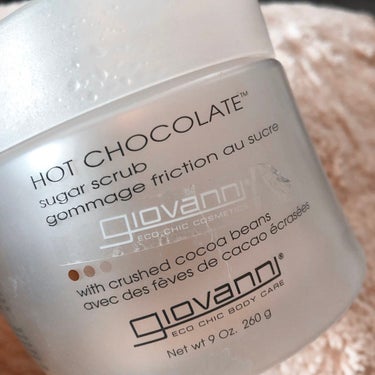 giovanni sugarbodyscrub
HOT CHOCOLATE  ￥2860

giovanniのボディスクラブです🤍
これはシュガースクラブなのでアトピーで傷があっても肌が弱めでもしみることなく使えます🙆🏾‍♀️
(肌トラブルがない時に使うのが当然ですが、健康な状態だと思っててもソルトスクラブだとしみることあるじゃないですか😭そんな心配せずにコレ私は使えます🫶)

リピ2つめを使い切りました☺️

粒はざりっとしてますが、肌にのせてくるくるすると溶けていきます。
SABONやLalineのソルトスクラブよりも粒が小さくて角がない感覚でした🫧
細かいクルミの粒も入ってますがこれは感じません笑

◎良いところ
・アトピーでもしみない(浸透圧の関係上個人差はあると思います。あくまでソルトと比較して。)
・比較的お安い
・お風呂上がり突っ張らない
・チョコの甘い香りがふんわり残る
・オイルと別れてないので使う時に混ぜなくて良い

‪✕‬好みが別れるところ
・香りが、チョコです！！っていう甘ーい香り。お風呂場で食べ物の香りを使うのに抵抗がある方や、甘ったるいのが苦手な方は厳しいかもしれない

他にもgiovanniはレモンのソルトスクラブやいちごのシュガースクラブもあるので是非嗅いでみてください🧡

#giovanni #シュガー ボディスクラブ #チョコの香り #ボディスクラブ #使い切り
の画像 その0