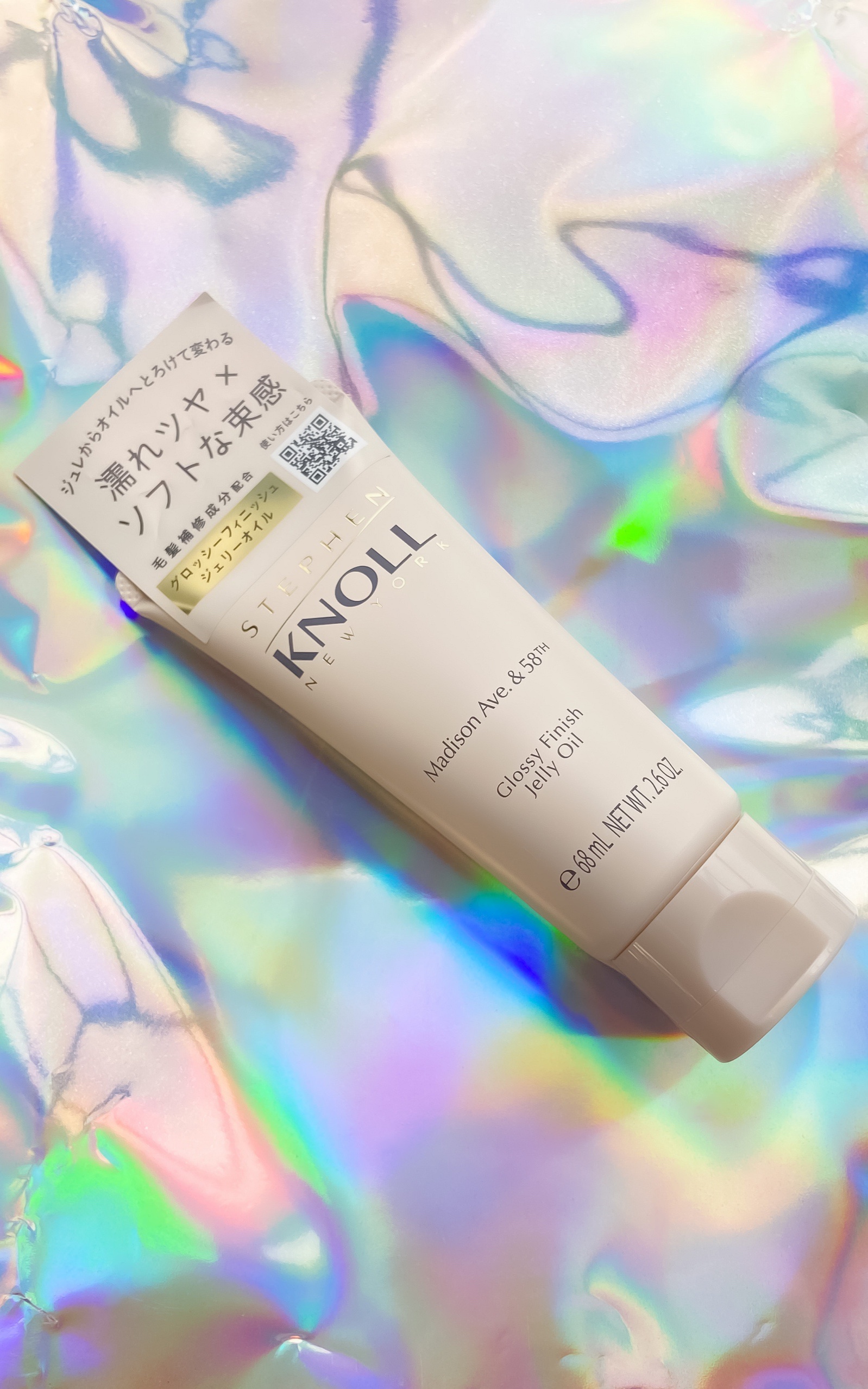 手のひらでのばすと硬めのジェルから
オイルにとろけます。
⁡
髪に自然になじんで毛先の束感がナチュラル。
束感のある前髪のスタイリングなどにもピッタリ👍🏻
⁡
⁡
コンパクトなチューブタイプなので
外出先でパサつきが気になった時など
濡