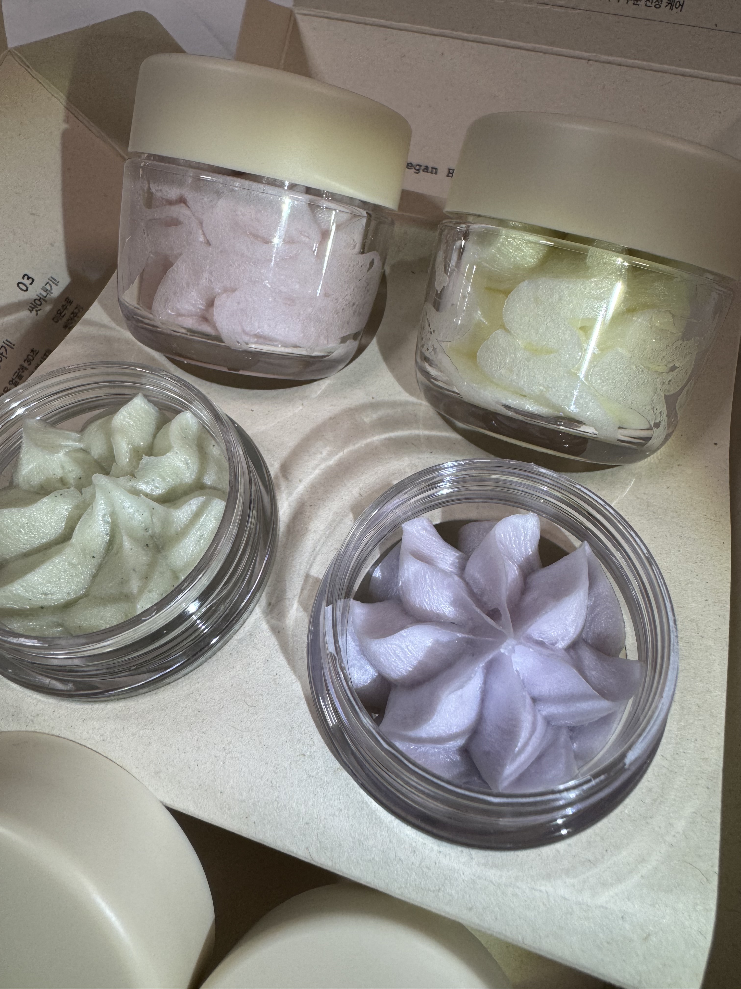 こちらのディスカバリーキットは韓国ギフトランキング1位を獲得！！4種類で構成されています。
🩷タルバ、美白ケア💚マグツリー、毛穴ケア💜ホホベンダー、肌バリア回復💛ラボカド、水分保湿
見た目のホイップが可愛い✨ちょっとしたギフトにぴっ