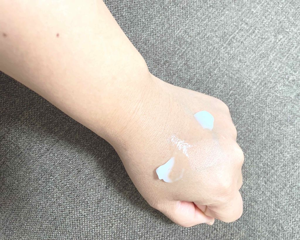 DAISO 薬用美白 オールインワンジェルのクチコミ「RIPSでも人気の
ダイソーホワイトニングジェル✨

思ったより柔らかくて
体温でするーっと溶.....」（2枚目）