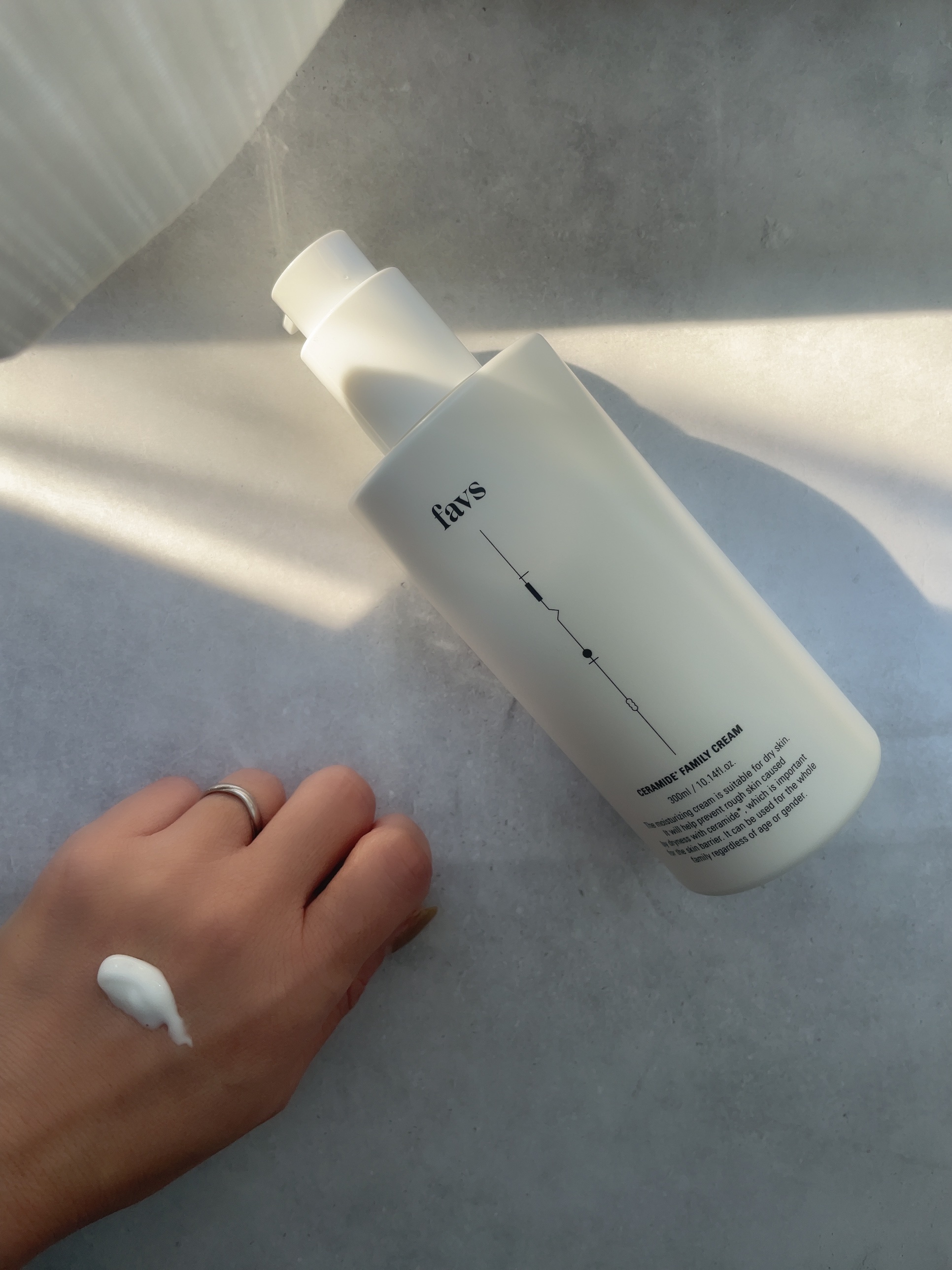 

favsから美容液のような
リッチなボディクリーム
「セラミドファミリークリーム」が
発売されました♡

ナノリポソーム技術で
肌なじみを追求した
植物性セラミドリポセラ*²を配合。　
肌のうるおいバリアをサポートし、　　
乾燥ダメージ