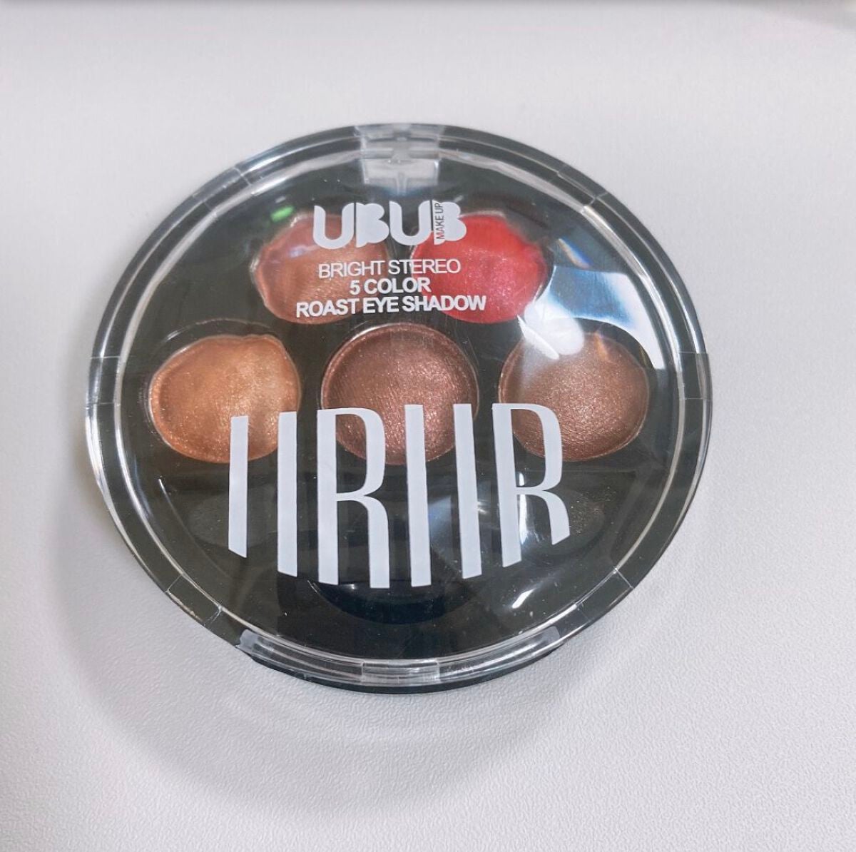 とと__フォロバ・リムバ¹⁰⁰ % on LIPS 「5色もついてるアイシャドウ😍粉質結構しっとりめで発色良き!!ア..」(4枚目)