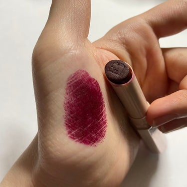 FENTY BEAUTY BY RIHANNA MATTEMOISELLE Plush Matte Lipstickのクチコミ「世界的に大人気！fenty beauty💕今回はfenty のマットリップをご紹介☺️
赤紫を.....」（3枚目）